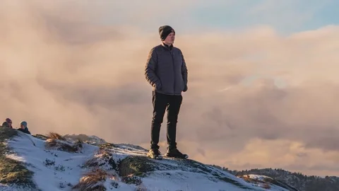 Hyper lapse, 360 around a man standing on a snowy mountain in norway Stock Footage 233545606
