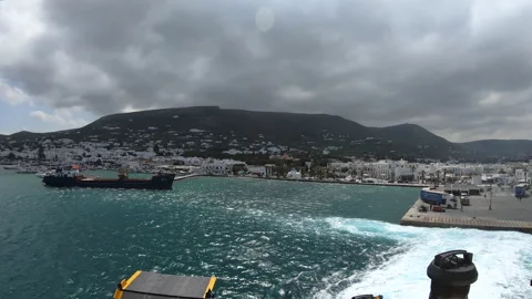 Hyper lapse from the back of a boat leaving the port of a Greek island Stockbeeldmateriaal 131533190