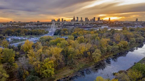 Hyper lapse of the beautiful sunset over the Warsaw city center. 스톡 동영상 119285109