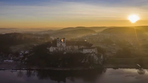 Hyper lapse of Benedictine abbey in Tyniec, Poland. 4k aerial Vidéo 100020622