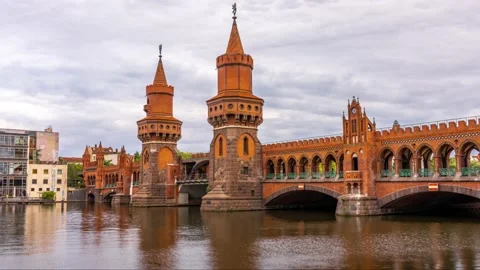 Hyper Lapse Of Berlin Oberbaum Bridge At Evning .Germany 스톡 동영상 141291719