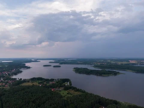Hyper lapse of big lake, islands and sailboats enjoying summer on water Stock-Footage 231120378