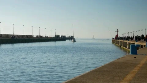 Hyper lapse - Boat sailing in a canal port and people walking on the quay  Vidéo 98240718