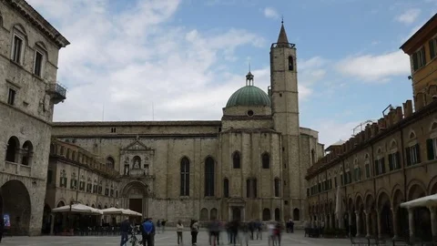 Hyper-lapse of “Chiesa di San Francesco” in Piazza del Popolo, Ascoli piceno Stockbeeldmateriaal 74998404