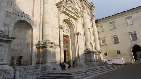 Hyper-lapse of the Dome of S. Emidio in Piazza Arringo, Ascoli Piceno Stockbeeldmateriaal 74998493