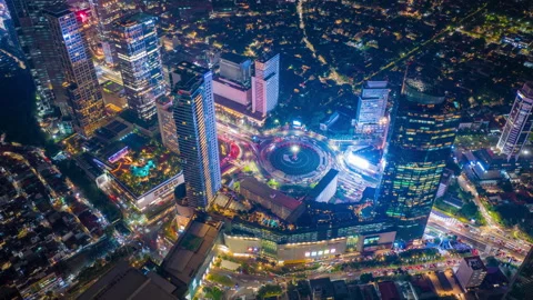 Hyper lapse drone view on Selamat Datang Monument roundabout Jakarta, Indonesia Vídeos de archivo 252045530