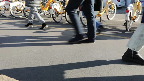 Hyper lapse Milan bikes, passersby on foot 스톡 동영상 149948900