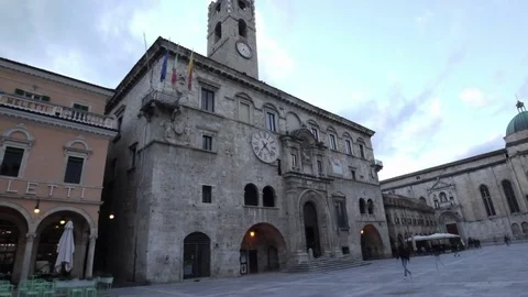 Hyper-lapse of Palazzo del Popolo in Piazza del popolo, Ascoli Piceno Stockbeeldmateriaal 74998414