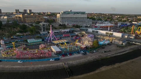 Hyper lapse shot of amusement park on sea coast at dusk Video stock 201974147