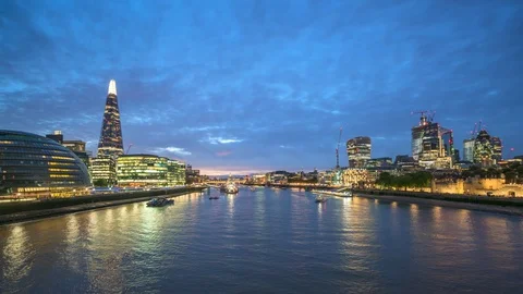 Hyper lapse of sunset, London skyline from the Tower Bridge, UK 스톡 동영상 108519234