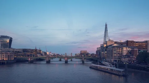 Hyper lapse of sunset, London skyline from Millennium bridge, UK Vídeos de archivo 108519521