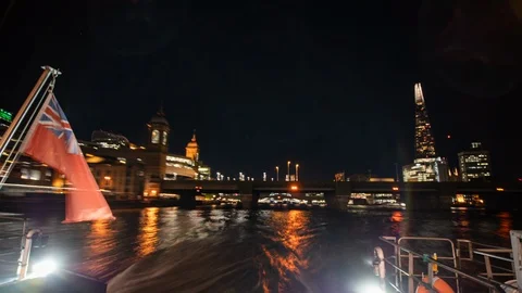 Hyper Lapse Thames River Bus at Night passing by the city in London Vídeos de archivo 108224393