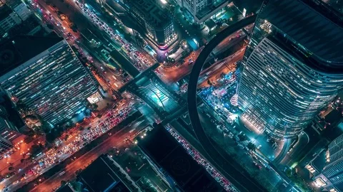Hyper lapse ,Of traffic on city streets at night. Aerial view Vídeos de archivo 84750144