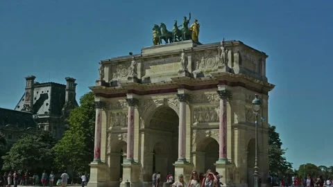 Hyper lapse of Triumphal Arch (Arc de Triomphe du Carrousel) at Tuileries Video stock 77911532