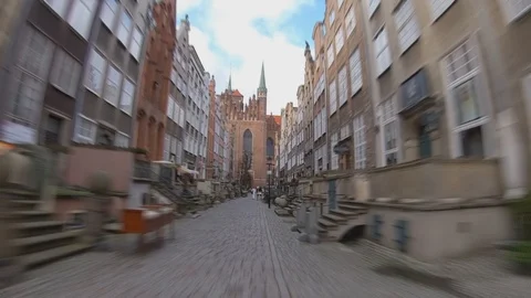 Hyper Lapse Vertigo Walking Old Town Street Tenement Houses in Gdansk Poland Video stock 125006956