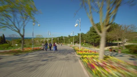 Hyper lapse of walking people in spring park. Vidéo 124013386