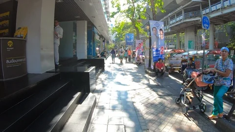 Hyper Lapse of walking through Bangkok sidewalk Видео 106984029
