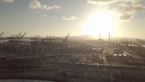 Hyper time lapse aerial loading containers international import export business Vidéo 82682191