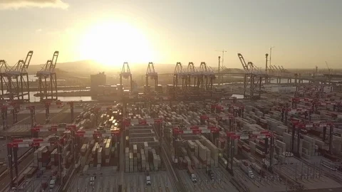 Hyper time lapse aerial loading containers international import export business Vidéo 82683669