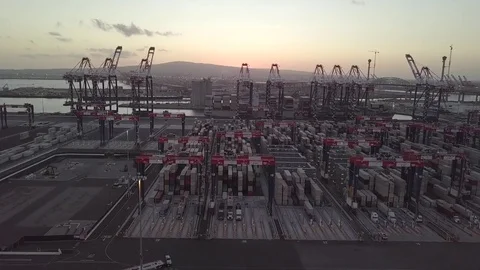 Hyper time lapse aerial loading containers international import export business Vidéo 82684385