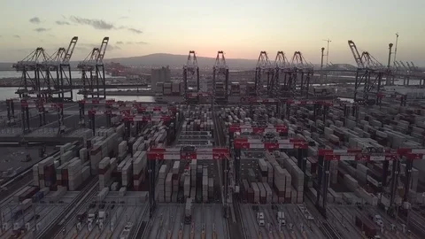 Hyper time lapse aerial loading containers international import export business Vidéo 82684416