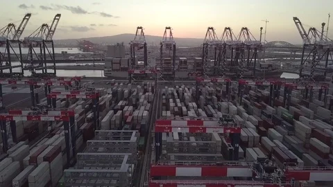 Hyper time lapse aerial loading containers international import export business Vidéo 82684563