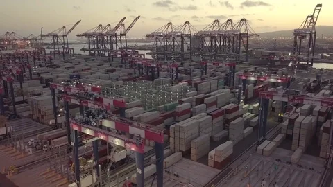 Hyper time lapse aerial loading containers international import export business Vidéo 82685155