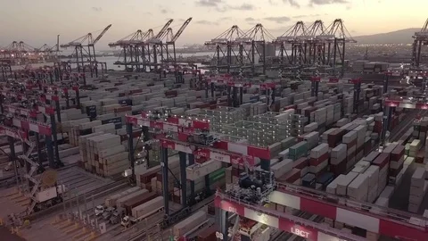 Hyper time lapse aerial loading containers international import export business Vidéo 82685371