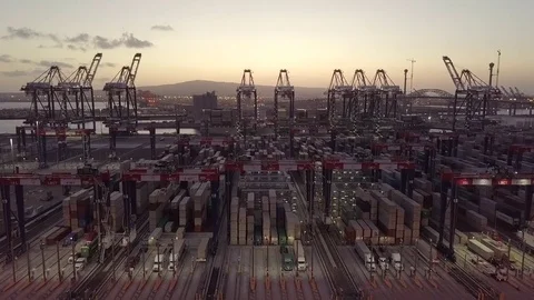 Hyper time lapse aerial loading containers international import export business Vidéo 82685508