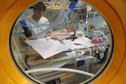  Hyperbaric chamber Hyperbaric Oxygen Therapy Center. Hyperbaric oxygen th... Stock Photos
