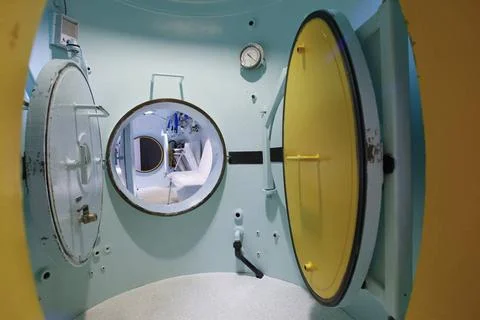  Hyperbaric chamber Hyperbaric Oxygen Therapy Center. Hyperbaric oxygen th... Stock Photos