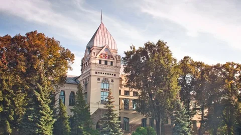 Hyperlaps of the historical library and museum with a tower between the trees 動画素材 73924244