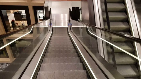 Hyperlapse 5 floors escalator in shopping center Video stock 94759623