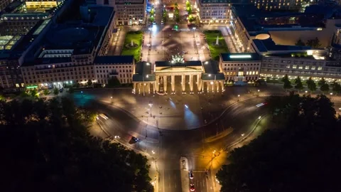 Hyperlapse above Berlin Brandenburg Gate at nights. Aerial view 스톡 동영상 144715457