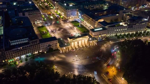 Hyperlapse above Berlin Brandenburg Gate at nights. Aerial view Vídeo Stock 144715481