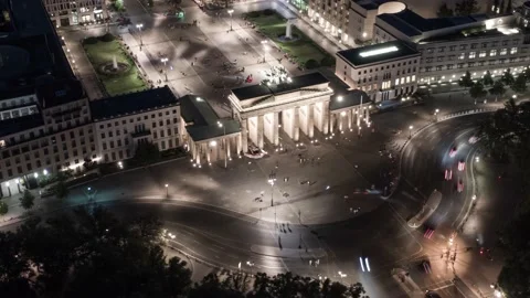 Hyperlapse above Berlin Brandenburg Gate at nights. Aerial view Vídeo Stock 144715539