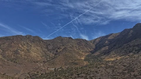 Hyperlapse aéreo que muestra el paso de las nubes sobre majestuosas montañas Stock Footage 293771522