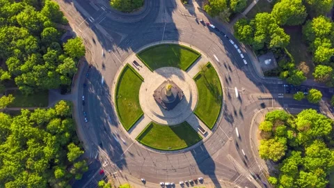 Hyperlapse Aerial view of Berlin Victory Column roundabout, Germany Video stock 144299040
