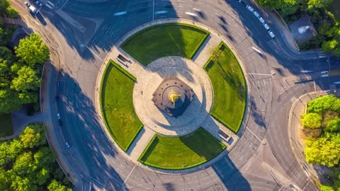 Hyperlapse Aerial view of Berlin Victory Column roundabout, Germany Stockbeeldmateriaal 144299058