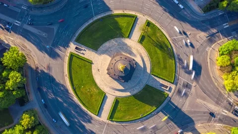 Hyperlapse Aerial view of Berlin Victory Column roundabout, Germany Stockbeeldmateriaal 144299062