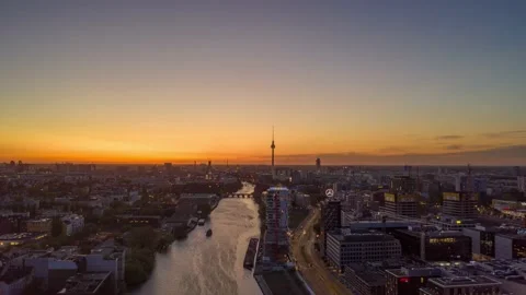 Hyperlapse aerial view of central Berlin on sunstet in Spring, including river Видео 144298467
