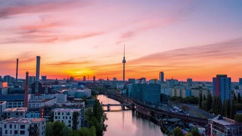 Hyperlapse aerial view of central Berlin at sunset in summer, including river 스톡 동영상 144360926