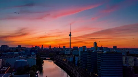 Hyperlapse aerial view of central Berlin at sunset in summer, including river 스톡 동영상 144360938