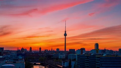 Hyperlapse aerial view of central Berlin at sunset in summer, including river Vídeo Stock 144360975