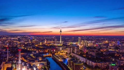 Hyperlapse aerial view of central Berlin at sunset in summer, including river Vídeo Stock 144361155