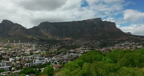 Hyperlapse. Aerial view flying towards the city of Cape Town with Table Mountain Stock Footage 156866153