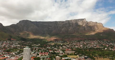 Hyperlapse. Aerial view flying towards the city of Cape Town with Table Mountain Vidéo 156969319