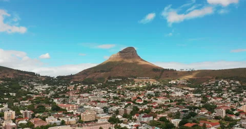 Hyperlapse. Aerial view flying towards the city of Cape Town with Table Mountain Stock-Footage 157087069