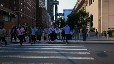 Hyperlapse Along Midtown Manhattan Sidewalk with Empire State Building in New Vídeos de archivo 339128141