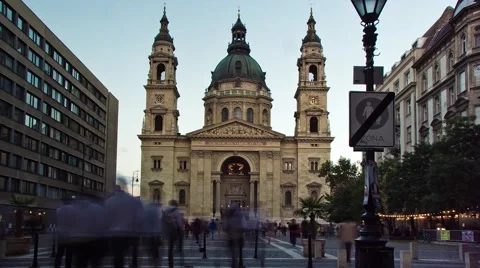 Hyperlapse approaching St. Stephen's Basilica in Budapest, Hungary. Vidéo 64471034
